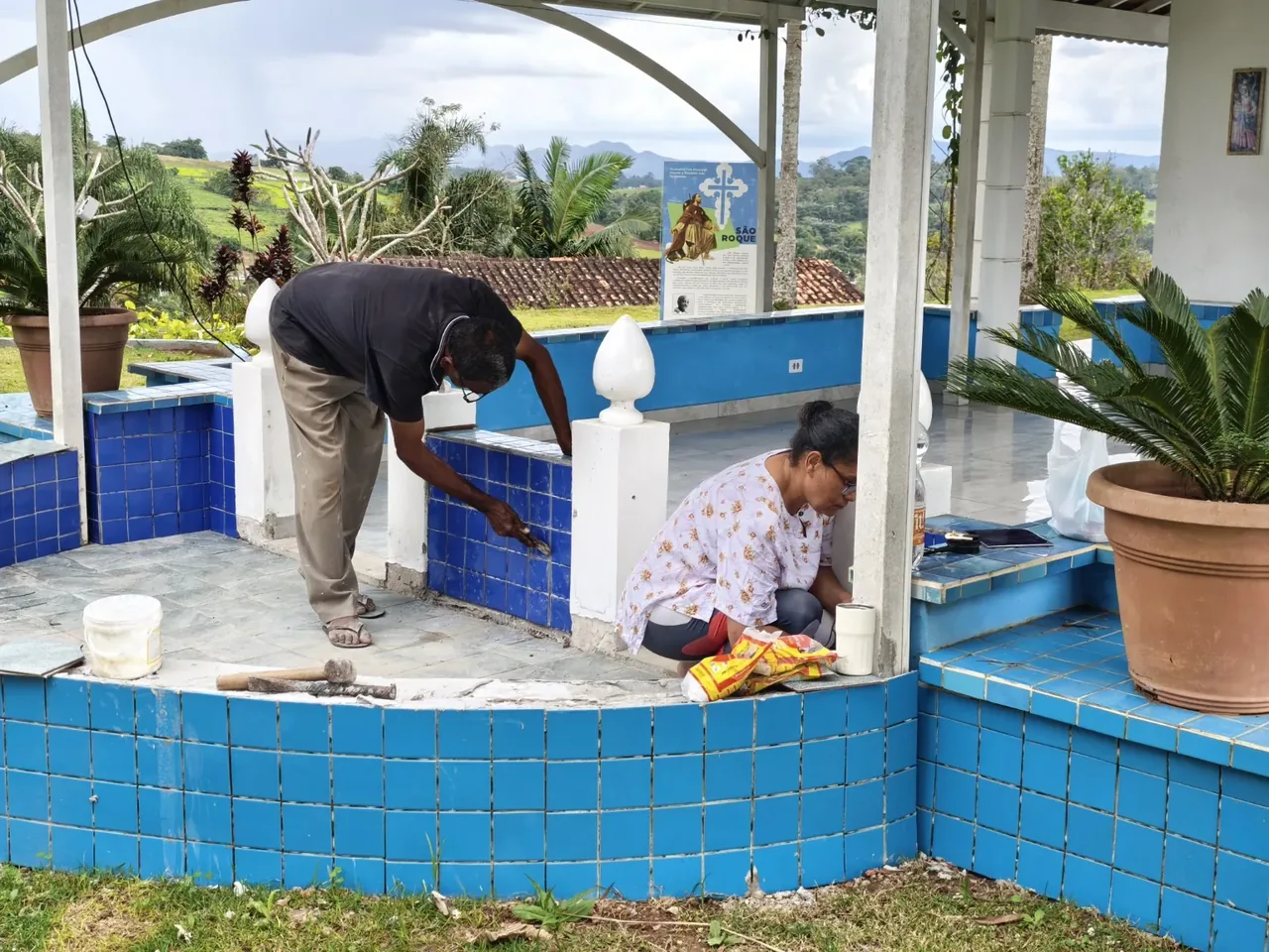 Manutenção do piso e do revestimento junto à entrada de uma construção da Ecovila Govardhan.